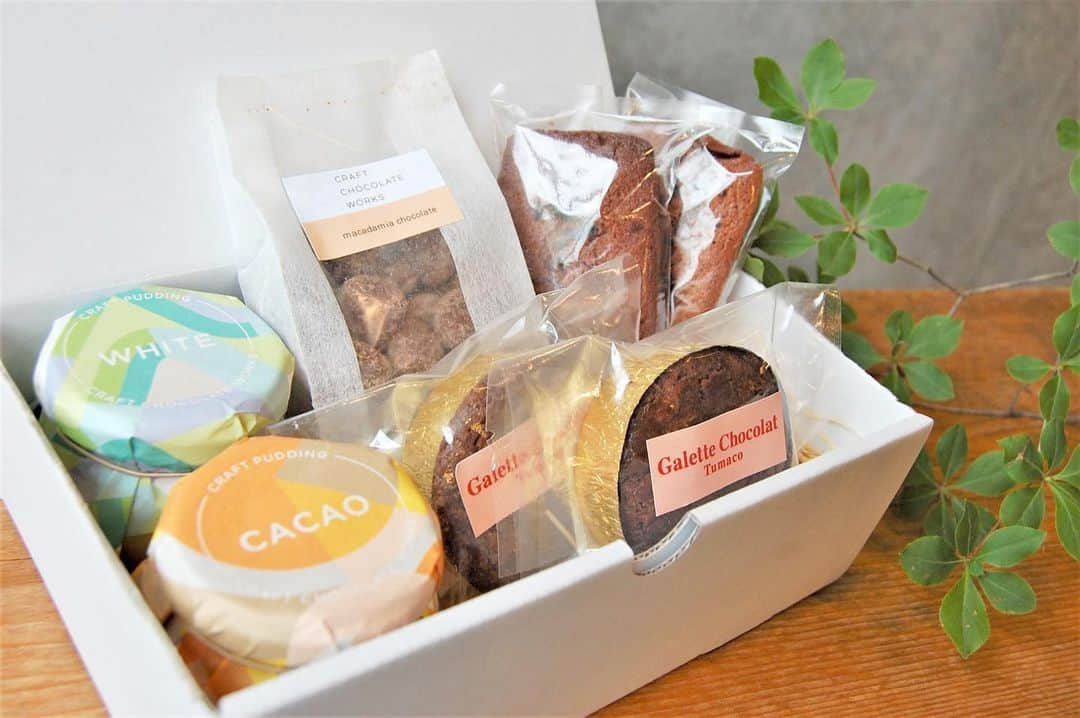 CRAFT CHOCOLATE WORKSのインスタグラム：「【chocolate sweets gift登場】  当店の自慢ショコラスイーツをセットして ONLINE SHOPで販売しております。  CRAFT PUDDINGやマカダミアチョコレート カカオフィナンシェ、ガレットと 夢のような詰め合わせ。　  店頭では、chocolate sweets giftはもちろん ご予算に応じて、詰め合わせを作ることも 出来ますのでお気軽にお声掛けください。  #craftchocolateworks #beantobar  #craftchocolate #chocolate #craftpudding #tokyo  #クラフトチョコレートワークス #クラフトチョコレート #ビーントゥバー #クラフトプディング　#チョコレート  #プリン　#フィナンシェ　#ガレット #詰め合わせ #ギフト #お中元 #お土産  #お取り寄せグルメ #東京スイーツ  #東京　#三宿　#池尻大橋　#三軒茶屋 #わたしのすきな三宿」