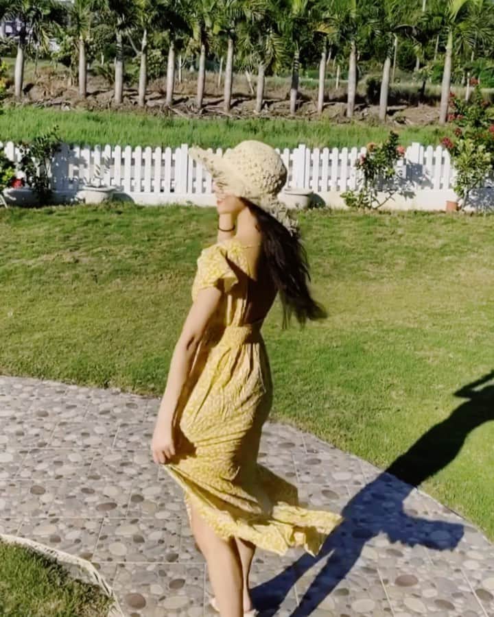 張香香のインスタグラム：「穿上洋裝👗戴上草帽👒 就足夠成為想旅遊的理由❤️ - 洋裝、草帽、內搭背心 All / @lulustaiwan」