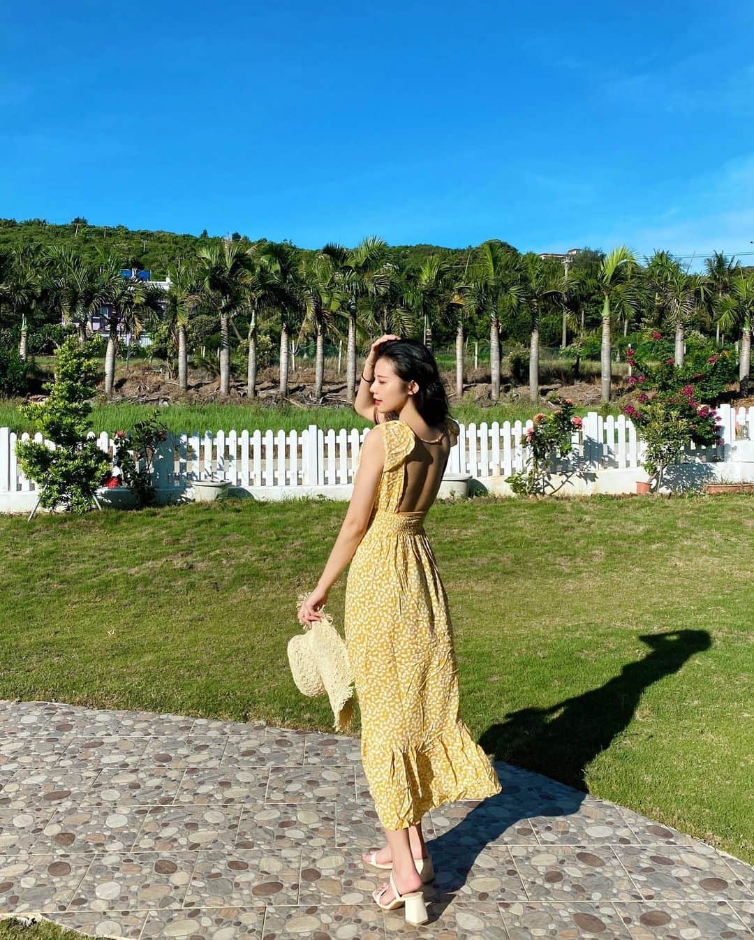 張香香さんのインスタグラム写真 - (張香香Instagram)「穿上洋裝👗戴上草帽👒 就足夠成為想旅遊的理由❤️ - 洋裝、草帽、內搭背心 All / @lulustaiwan」7月2日 16時25分 - m40925