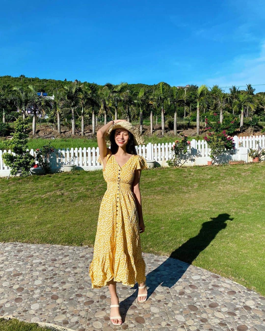 張香香さんのインスタグラム写真 - (張香香Instagram)「穿上洋裝👗戴上草帽👒 就足夠成為想旅遊的理由❤️ - 洋裝、草帽、內搭背心 All / @lulustaiwan」7月2日 16時25分 - m40925