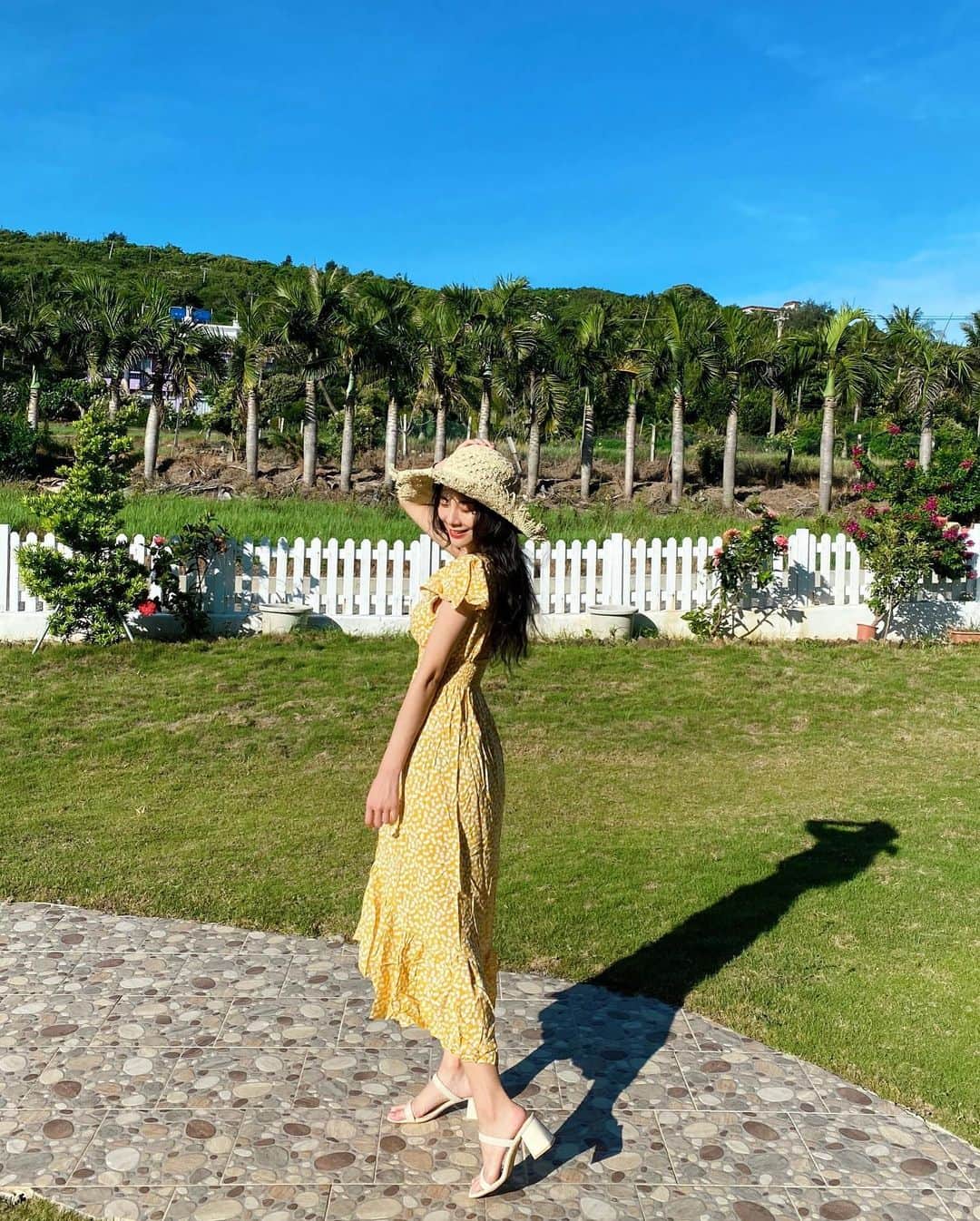 張香香さんのインスタグラム写真 - (張香香Instagram)「穿上洋裝👗戴上草帽👒 就足夠成為想旅遊的理由❤️ - 洋裝、草帽、內搭背心 All / @lulustaiwan」7月2日 16時25分 - m40925