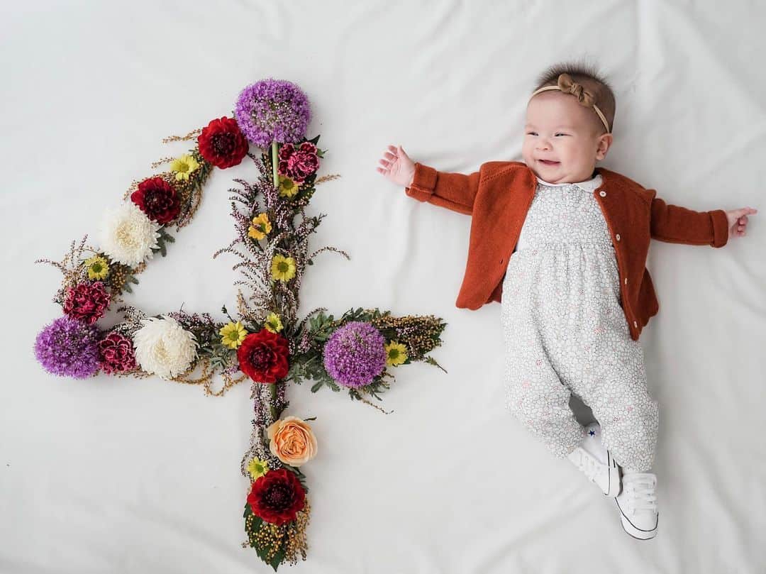 アン・カーティスのインスタグラム：「4 months of getting to smell, kiss and cuddle this happy little girl. I love you and your 🍑 fuzz hair to the moon and back my Dahling Dahlia Amélie. 🌸💖🌙 #LittleErwANNEita  Photographer: Mummy Styling: Mummy Set Design: Mummy」