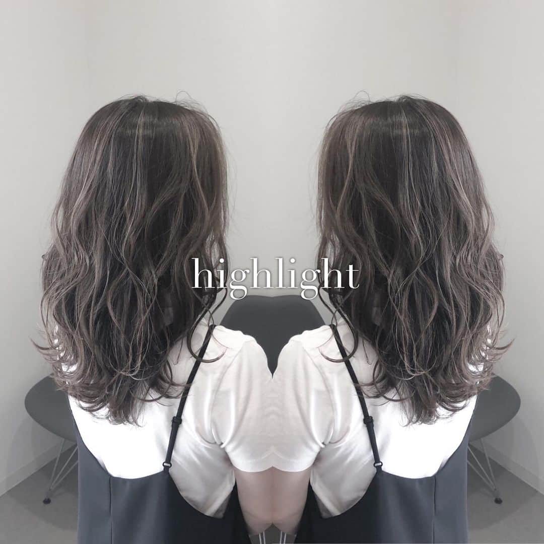 ハナフサユウスケのインスタグラム：「主張しすぎない ハイライト人気ですー ＊ ＊ #hairarrange#アレンジ#ヘアアレンジ#ヘアセット#美容室#美容師#姫路#岡山#赤穂#赤穂市#簡単アレンジ#ヘアアレンジ動画#セルフアレンジ#インナーカラー#バレイヤージュ#サロンモデル#サロモ#撮影#ハイライト#グラデーション#外国人風カラー#グレージュ#シルバーアッシュ#グレーアッシュ#ブリーチ#ムラシャン#ハイトーン#美容学生」