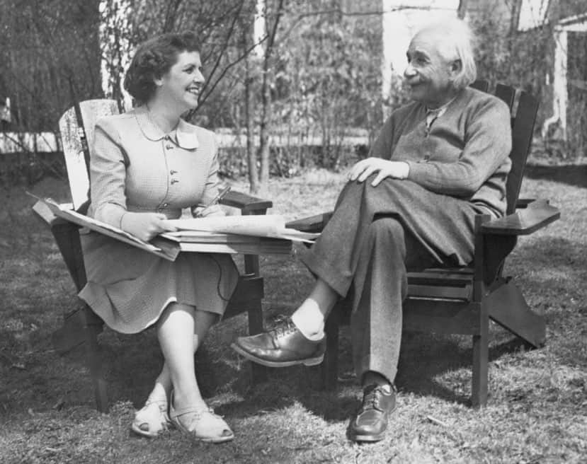 アルベルト・アインシュタインさんのインスタグラム写真 - (アルベルト・アインシュタインInstagram)「#ThrowbackThursday: Einstein answers questions for census taker Erna L. Cromwell in this photo from 1950. #BeCounted」7月2日 22時01分 - alberteinstein