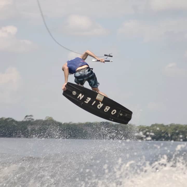 手塚翔太のインスタグラム：「Back to back wrapped tricks😎👊🏻 So much fun doing those🔥  📹: @agarabaghi」