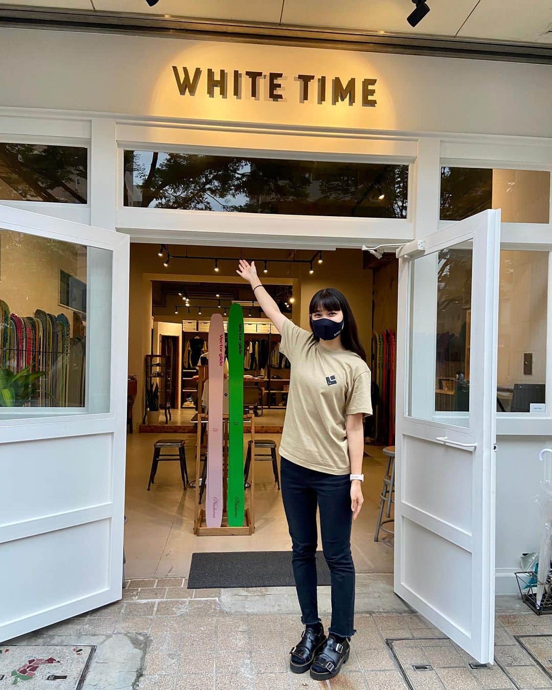 岩本憧子のインスタグラム：「. WHITE TIME❄️ . 素敵な空間で楽しい2日間でした！ . お話して下さった方々、 ありがとうございました🥰 . . このマスクは、 SWANYのマスク💓 . 付け心地がめっちゃ良くて、 ずっと付けてても全然苦にならないです😍 . 販売されるみたいなので是非チェックしてみてください☺️！！ . #whitetime_tokyo  #vectorglide  #swanygloves  #ski #スキー」
