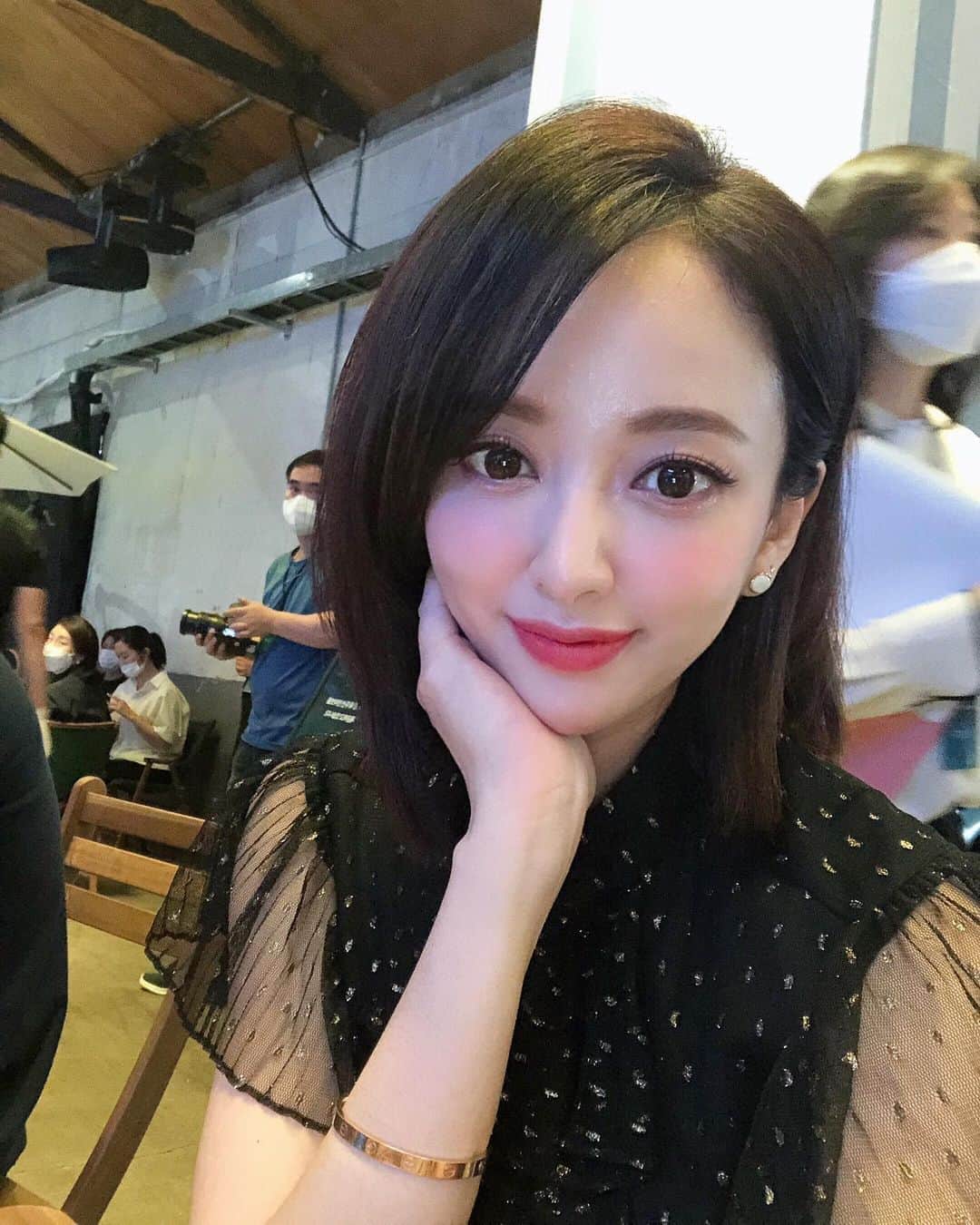 イ・セウンのインスタグラム：「🖤 #셰프컬렉션 런칭  #가전을나답게  #ProjectPRISM 3  #sponsoredBySAMSUNG」
