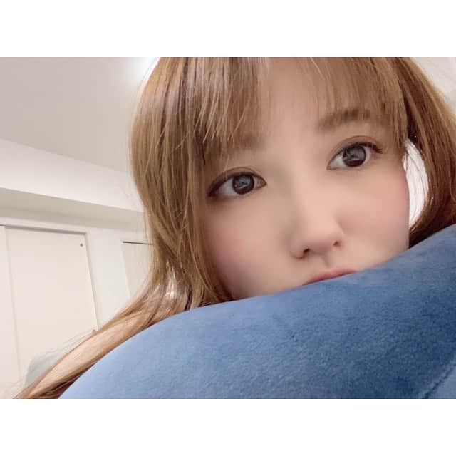 三島ゆかりさんのインスタグラム写真 - (三島ゆかりInstagram)「今日はダラダラしちゃってる🏠YouTubeの編集だってやらなきゃだし、明日のラジオの台本もまだ作ってない🙄やのになんかずーっと眠いしゴロゴロしてたい🛌🐕 誰か私のやる気スイッチ押してください〜🍎👈 #ゆかりんごgames #youtube #youtuber #ゲーム実況 #動画編集 #ff7remake #チャンネル登録お願いします #三島ゆかり #ゆかりんご #おうち時間 #だらだら #ごろごろ #ラジオdj #ウメダfmbehappy789 #生放送 #毎週金曜日 #みんな聞いてね #やる気スイッチ #instagood #instalike #instapic #follow」7月2日 21時56分 - apple340