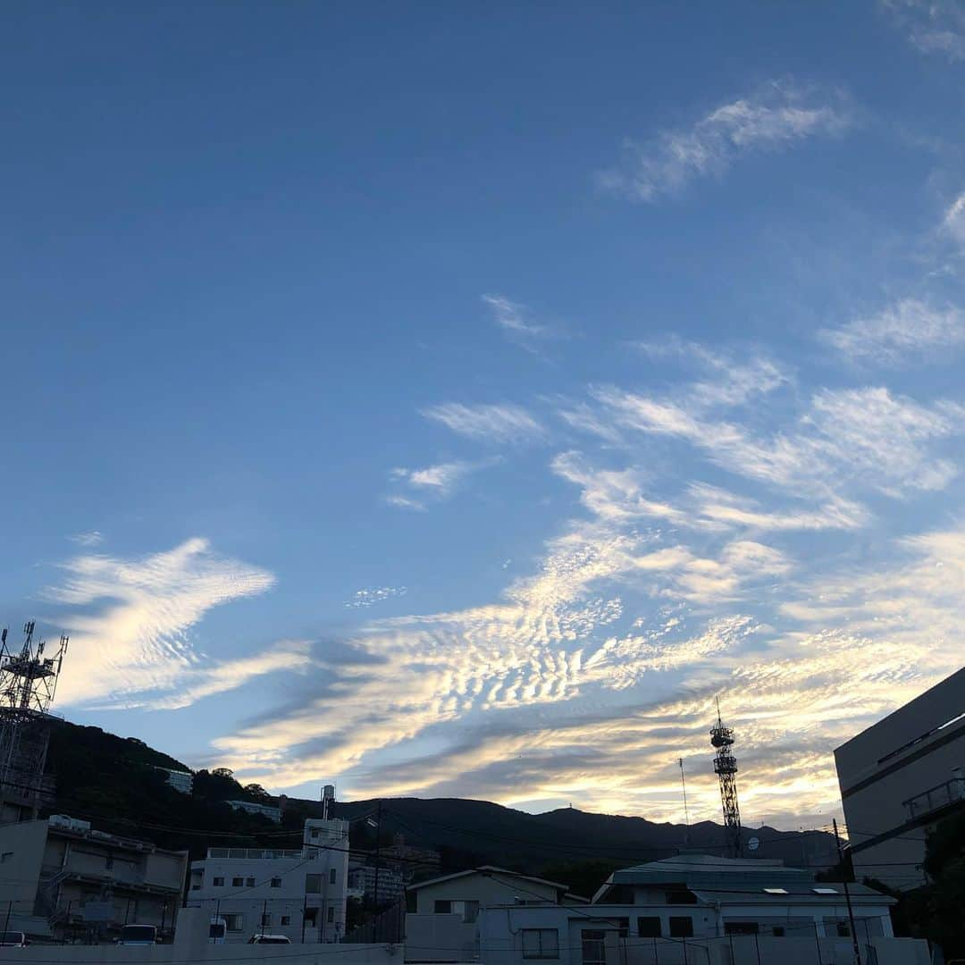 熱海市のインスタグラム：「今日のお空✨✨✨ #本日熱海の夕方の空 #昨日に引き続き #空がきれいでした #幻想的 #サンセット #雲 #何かに見えますよね？ #鹿が二匹 #追いかけてるような #わたしだけ？😂 #明日もがんばろー #わたしの熱海」