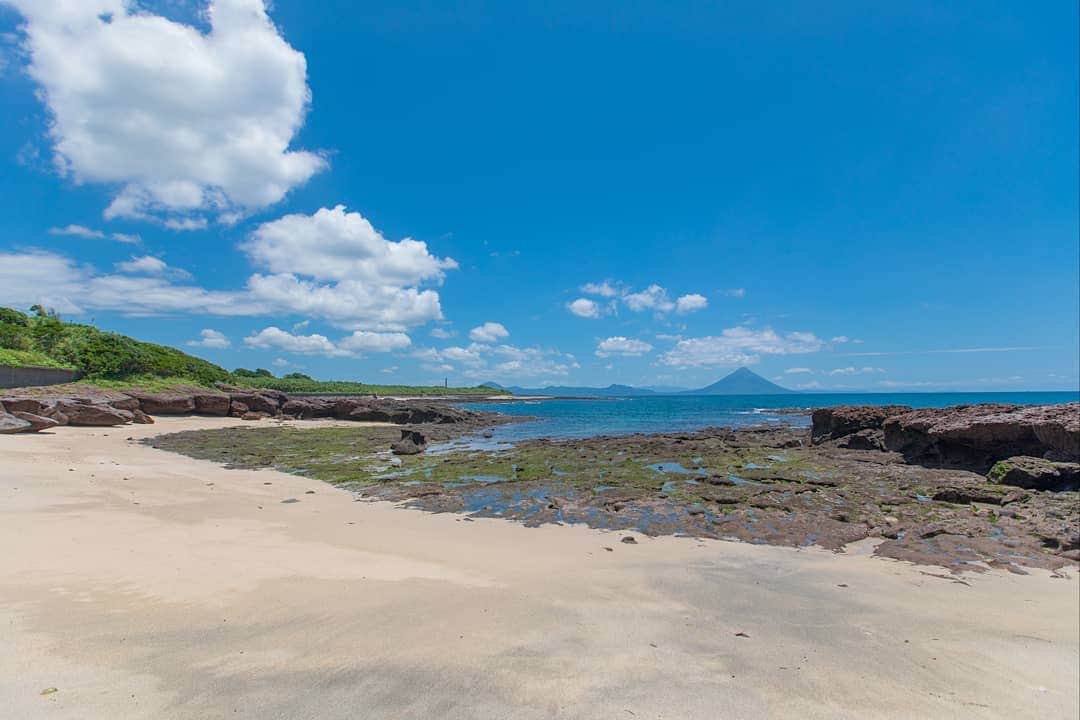 鹿児島よかもん再発見のインスタグラム：「枕崎市白沢の勾玉が浜へ(^-^)/  車一台分の狭い道(軽自動車推奨)をすり抜けてたどり着いたオアシス🌴  夏を先取りしちゃいました(^-^)  #鹿児島 #鹿児島観光 #枕崎 #枕崎観光 #勾玉が浜 #海 #開聞岳 #夏 #サマー #夏休み #鹿児島の風景 #鹿児島の自然 #kagoshima #kagoshimaphotograph #japan」
