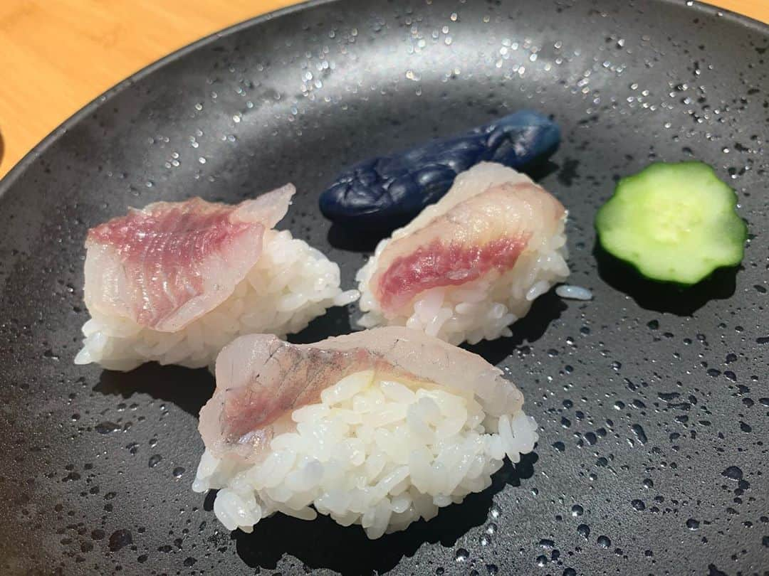 香月ハルさんのインスタグラム写真 - (香月ハルInstagram)「磯釣りが終わって これからまた次の宿へ‥ 九ちゃん二泊三日の巻 グレ寿司🍣 #九ちゃんフィッシング #メジナ #釣り #グレ釣り #グレ寿司 #磯釣り #雛壇 #fishing #グレ」7月2日 21時59分 - halu_kazuki