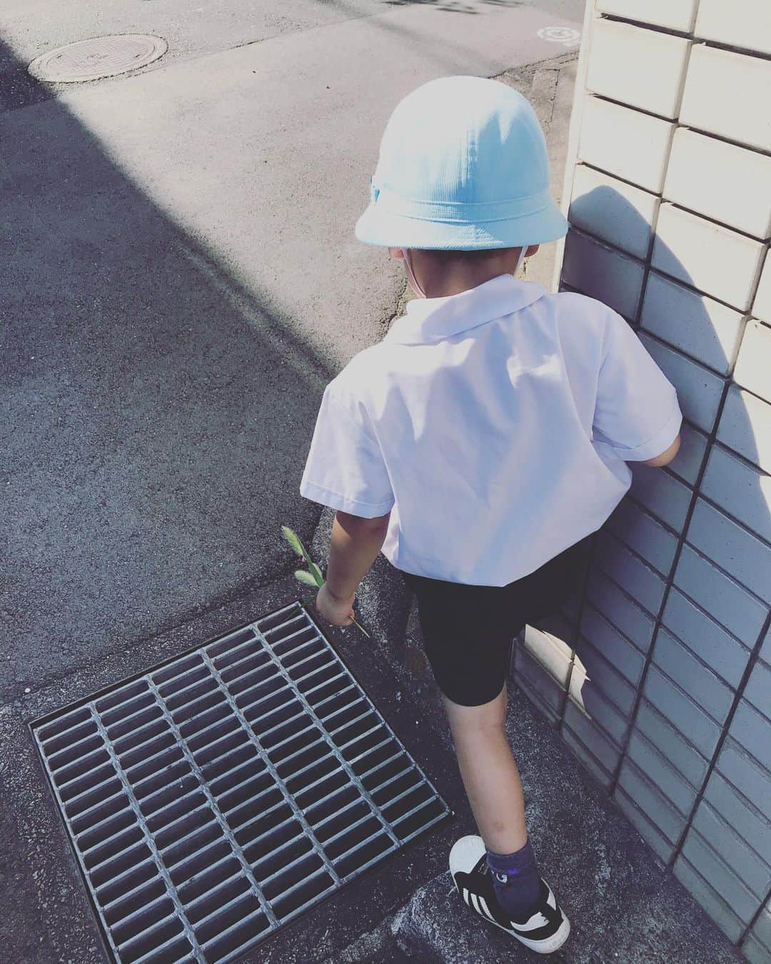 小西ゆりなさんのインスタグラム写真 - (小西ゆりなInstagram)「やっぱり幼稚園つまらなくなかったー😙 と、楽しそうに帰ってきました‼️ お迎えはなるべく歩きで行って、散歩しながら帰るのが日課になりつつあります👩‍👦 #幼稚園の帰り道 #大冒険のはじまり #年少さん #日課 #散歩」7月2日 16時38分 - yurina_konishi