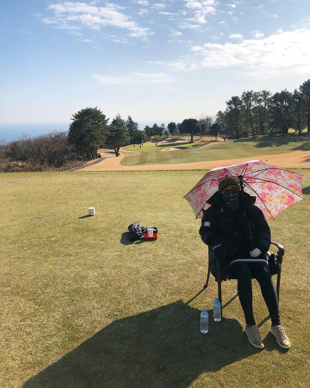 岡村咲さんのインスタグラム写真 - (岡村咲Instagram)「ゴルフ場行きたいなー。ひとホールでいいからまわりたいなー。こんなにゴルフ出来なくなってから、なにが1番衰えたか、って言うと、まさかのパターです😂パターが1番下手になりました…。まず、アドレスして打つまでに腰や脚やが痛くなったり筋肉が無くて耐えられない、距離感無し、入らない笑　意外と身体は硬くなってるけど、ショットの正確性とかは全然まだ衰えを感じてません❗️凄いですねー。小さい頃からの積み重ねと言うのは。ゴルフをさせてくれた両親に感謝。そして、パターくらい部屋で練習しようかな。 #ゴルフ #プロゴルファー」7月2日 16時39分 - sakiokamura_official