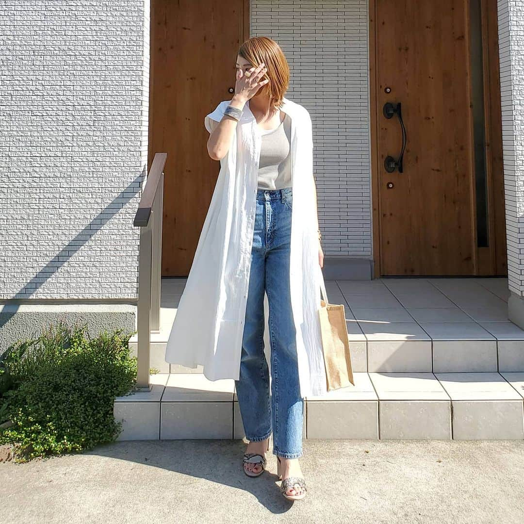 aicoco0202さんのインスタグラム写真 - (aicoco0202Instagram)「✱ ✱ ✱ ✱ ✱ ✱ ★#outfit ★ ✱ ✱ ✱ ✱ ✱ ✱ フレンチスリーブにバンドカラーが今年っぽい @jungle_jungle_jgcollection の フレンチスリーブシャツワンピース👗✨ ✱ ✱ ✱ いろんな着方ができる前ボタンデザインだから 今回はデニムとレイヤードしてガウンっぽく着てみたよ🎵 ✱ ✱ ✱ ✱ シャリッとした素材だから真夏でも涼しく着れそう😊💕💕 ✱ ✱ ✱ ✱ ✱ ✱ ✱ そして @jungle_jungle_jgcollection では、 明日7/3(金)の15:59まで対象ITEMが 1,000円もしくは10%OFFになる 期間限定クーポンを配布中だそう💡 ✱ ✱ このワンピースも1,000円OFFで買えちゃうよ👗✨ ✱ ✱ ✱ ぜひチェックしてみてね❤ ✱ ✱ ✱ ✱ ✱ ✱ Tops… @donobanweb @r_donoban  Shirt Onepiece… @jungle_jungle_jgcollection #junglejungle#jgcollection  Denim・Shoes…  @gu_global @gu_for_all_ #GU#ジーユー#ハイウエストストレートジーンズ#コンフォートアンクルストラップヒールサンダル Bag… @myu____official #myu#myu_pr#Myuアンバサダー ✱ ✱ ✱ ✱ ✱ ✱ #code#30代ファッション#30代コーデ#アラサーコーデ#プチプラコーデ#プチプラファッション#シンプルコーデ#大人カジュアル#カジュアルコーデ#シンプルコーデ#夏コーデ#ママコーデ#ママファッション#uniqloginza2020SS#ユニジョ#locari#みんなのGUコーデ#gu夏コーデ2020#大人gu部#gu_for_all#お洒落さんと繋がりたい」7月2日 16時42分 - aicoco0202