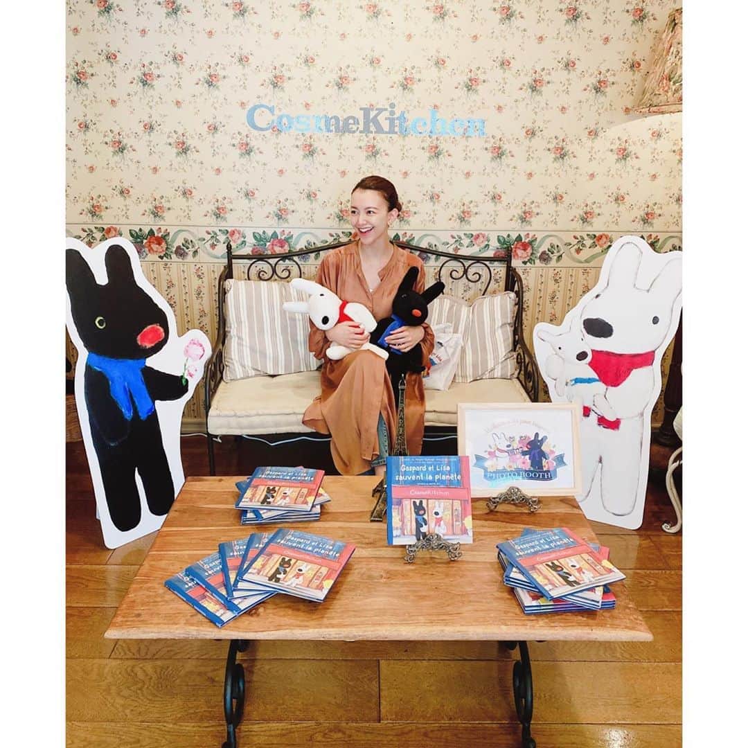 のインスタグラム：「. Gaspard et Lisa × @cosmekitchen . "リサとガスパール" とコスメキッチンのコラボレーション商品と、絵本の書き下ろしの発表会へ📖 ✨ (当日は検温、写真撮影以外はマスク着用) . 普段から愛用しているブランドとのコラボだったので、更に可愛いデザインになり嬉しい💕」