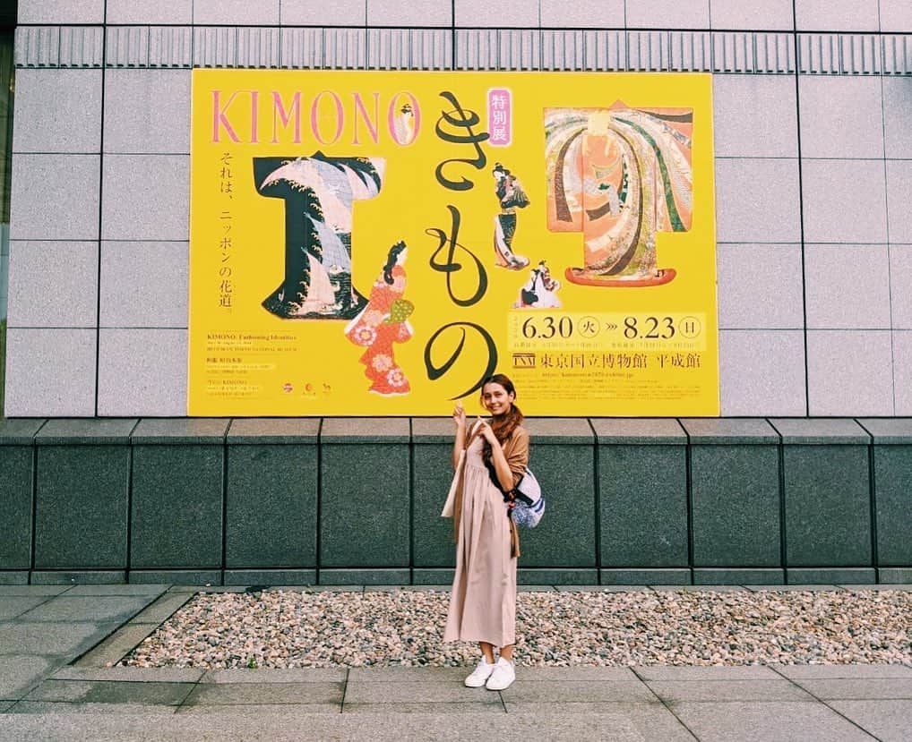 加治まやさんのインスタグラム写真 - (加治まやInstagram)「7月スタートの昨日、数ヶ月ぶりの#東京国立博物館 へお友達と#きもの展 を見に行きました✨普段の絵画展や仏像展とは比較にならないくらいたくさんの着物が出品されていて見るのに3時間もかかってしまい最後にはへとへとでした💦笑 * * 珍しい鎌倉期や室町期のきものにびっくりしながら進んでゆくと、とっても色鮮やかな安土桃山〜江戸前期にかけての着物が出てきて感動！私は彦根屏風とかに描かれているド派手な着物が大好きなので、その現物が見れて嬉しかったなあ☺️☺️ 江戸後期のシックな着物を期待してきた人はびっくりしちゃうかも！もちろん粋で渋めのお着物もその先にあります♪ * * 私は織物や染めの技術に関する知識が全くなくて、たまに？？？ってなってしまったのでこれから行く人は技術の予習をしていくとより楽しめるかも☝🏻 * * #展覧会グッズ は#菱川師宣 の#見返り美人 のトートバッグ！いつかこの着物の復元を見てみたいなあ💕 * * 久々の上野という事で帰りは#アメ横 で軽く一杯🍻明るいうちから飲むビールって何でこんなに美味しいんだろー！仲良しの着物マスターえりぽん  @erina_takata と美術好きのゆりえちゃん @yurie__suenaga と念願の美術館デートができて嬉しかったなあ〜😊 * * #美術展 #展覧会 #上野デート #日本美術#art #kimono #美術　#japaneseculture #japan #tokyo #museum #美術館巡り #博物館巡り #美術館好きな人と繋がりたい #特別展きもの #江戸時代　#室町時代#ファッション #fashion」7月2日 16時43分 - mayakaji