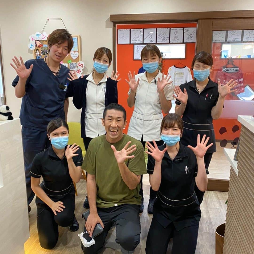 田村裕さんのインスタグラム写真 - (田村裕Instagram)「仮歯が取れてしまったので急遽#オトバス のスポンサーである#ケイデンタルクリニック　さんで着けてもらいました！  ここに来るといつも子供さんを連れた親子の患者さんが多く、診察を座って待っていると今後の方針や治療の状態をお客さんに懸命に説明する声が聞こえてくる。真摯に向き合ってしっかりと結果を出してはるんやなぁと勉強になります。  僕も色々コツコツ頑張ります！歯も着けてもらったしw  ちなみにここの歯医者さん、プロアスリートがたくさんマウスピースを作りにくるのですが、ピーターアーツなど世界的な格闘家の方が日本に来日した際にわざわざ大阪まで来てマウスピースを作って帰るそうです。  #マウスピース #ピーターアーツ #いやなんでピーターアーツ来んねん！！w #凄すぎるw #ケイデンタルクリニック大阪柏原」7月2日 16時44分 - hiroshi9393