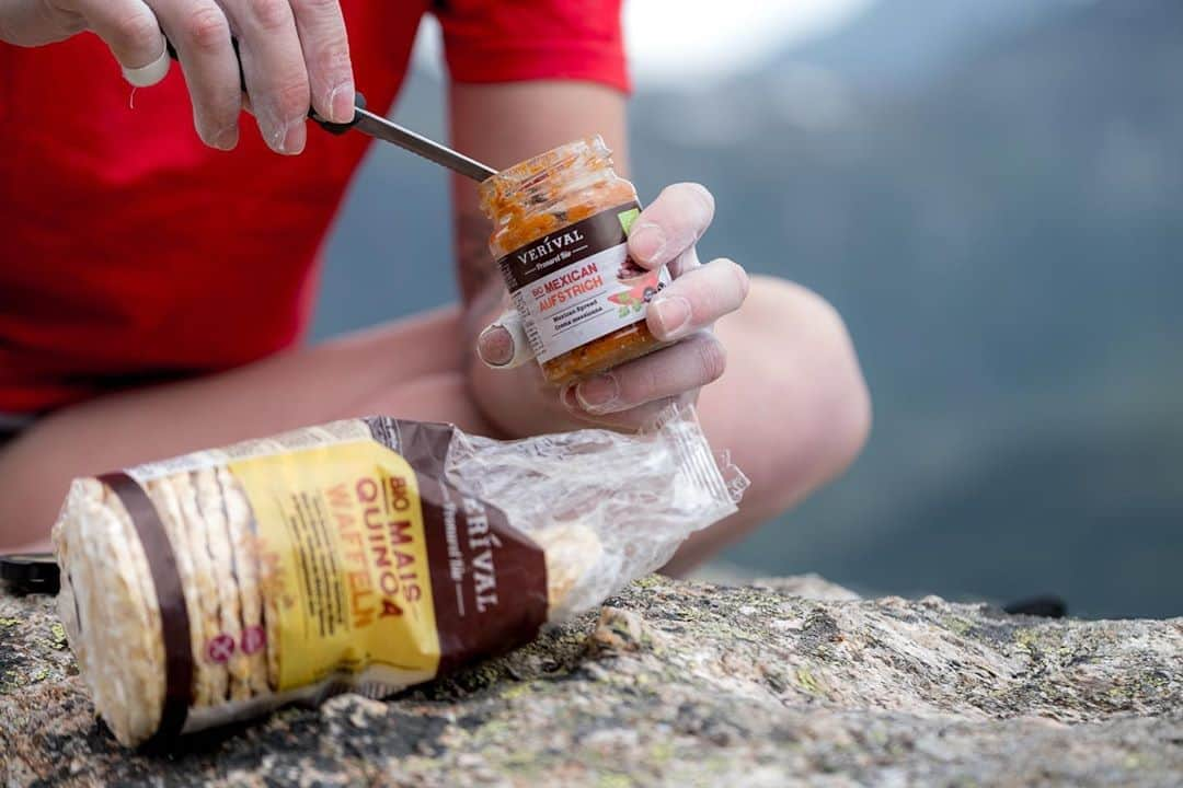 カロリーネ・ジンフーバーさんのインスタグラム写真 - (カロリーネ・ジンフーバーInstagram)「@verivalbio snacks while trying hard at the crag 🙌🏻🤤 📷 @fabian.leu  . . . . . #foodie #verival #austria #silvretta #climbing #klettern #österreich #mountains #bouldern #thatview」7月2日 16時53分 - karo_sinnhuber