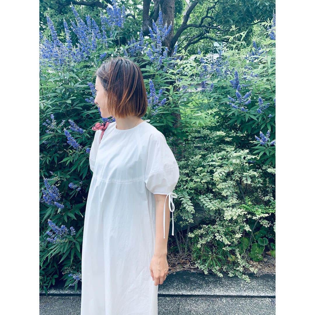 のインスタグラム：「🌞 良いお天気も今日まで！ って事で、急遽ランチへ🍽 AW、何をオーダーするか ずっと悩んでる2人。 実際見てないお客様は もっと悩んでるだろな…💦 #コットンパフスリーブワンピース #yori_japan  159cm38着用してます🙋🏻‍♀️」