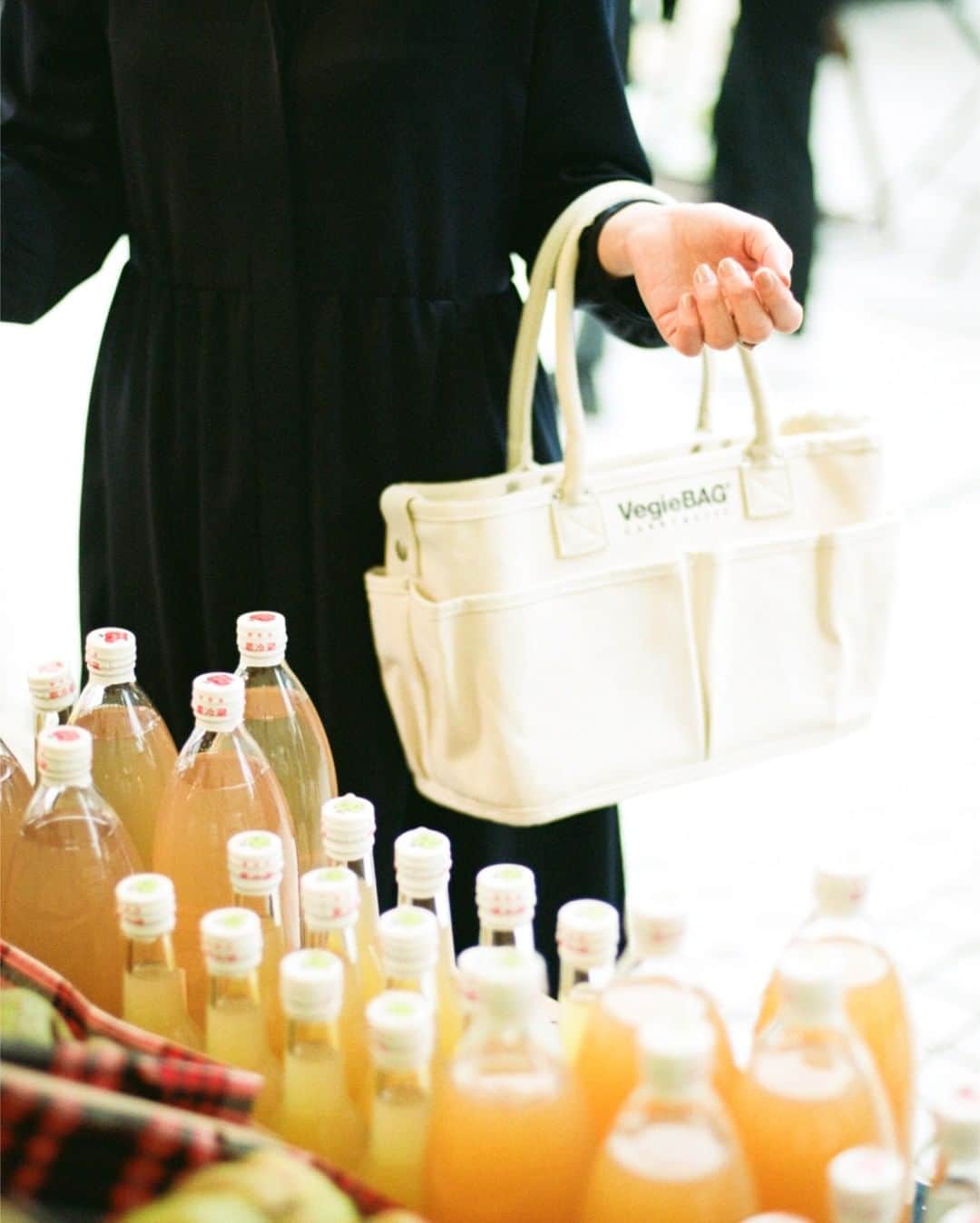 のインスタグラム：「“エコバッグの準備はできていますか ？✨”﻿ ————————————﻿ ＜VegieBAG＞ 野菜をおしゃれに持ち運ぶ/ショッピングバッグ(フラップ)￥3,500+tax﻿ ————————————﻿  7月1日から本格的に始まった、レジ袋の有料化🛍 買い物用にお気に入りのエコバックを準備した人も多いのではないでしょうか😌♡  MY Mottoでは野菜をそのまま持ち運ぶ オシャレなエコバッグVegieBAGが入荷しました😻  人参や大根などは「立てたまま」の保存が最適です！ VeigeBAGは買った野菜をポケットに入れて帰宅後もそのまま「見せる収納」としても使用できます🍅💕  ショッピングバッグとしてはもちろん、小物の収納にも適しており、通勤や通学にもぴったりです♪  #マイモットー #大人世代 #ファッション #インテリア #ライフスタイル #ショッピング #ビューティー #暮らし #エコバッグ #ベジバッグ #見せる収納 #整理整頓 #レジ袋有料化 #ショッピングバッグ #ランチバッグ #野菜バッグ #おしゃれ #ギフト #プレゼント #mymotto #ottojapan #fashion #interior #lifestylemedia #shopping #VegieBAG #ecobag #eco」