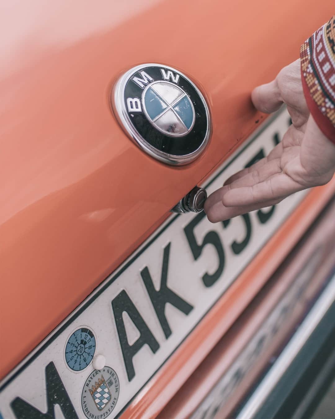 BMWのインスタグラム：「Hit the streets. The first generation of the BMW 5 Series. #BMW #5Series #BMWClassic  #BMWrepost @ingmarbtker @bmwclassic」