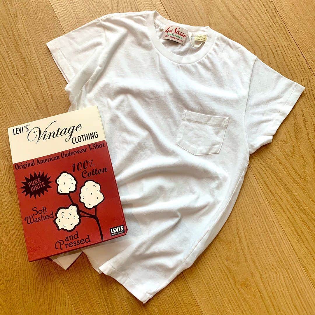 Levi's Japanさんのインスタグラム写真 - (Levi's JapanInstagram)「リーバイス® #TBT　 今週は1950年代へThrow back! LEVI’S® VINTAGE CLOTHING 1950‘S ポケT👕　 1950年代に展開していたLevi's® Sportwear Tシャツを復刻しています。 100％コットンのTシャツは、その柔らかさと程よいユーズド感が魅力です。 定番のホワイトは特別なパッケージ付。 そんな知る人ぞ知る名品を、この夏、501 ®に合わせてみてはいかがでしょうか👖   #リーバイス #Levis #TBT #ポケT #1950s #Levisvintageclothng」7月2日 17時00分 - levis_japan