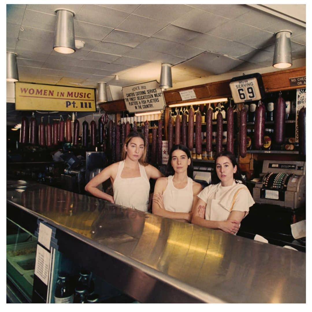ジェニファー・グレイのインスタグラム：「check out @haimtheband’s brilliant  new album, “women  in music pt. III” the sisters alana, danielle and este’s album cover- shot at #cantersdeli 📷:#pta.  swipe 👈🏻 to see my grandfather mickey katz’s album cover “mish mosh” with songs like “schmaltz gets in your eyes” and “how much is that pickle in the window?” #haim #thesistershaim #womeninmusicpt3 #mickeykatz #mishmosh #yiddishparodies #greatjewsthinkalike #delilove #delimeat #thispostismakingmewantpastramionrye #paulthomasanderson #wimpiii」