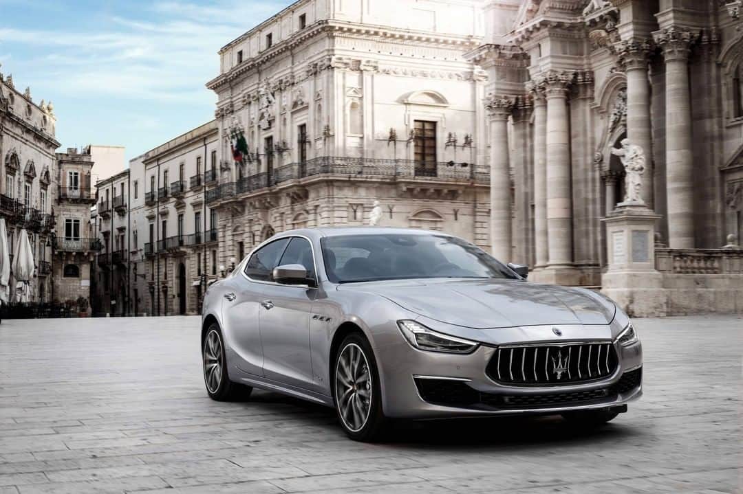 Maserati Japan | マセラティ ジャパンのインスタグラム：「MASERATI UNOプログラム「6ヶ月プラン」追加。 期間限定で「0%特別金利」実施中。 7月〜9月の3ヶ月限定。  MASERATI UNO プログラムは、頭金をお支払いいただいた後は、最終回の1回だけとするファイナンシャルプログラムです。  本プログラムをご活用いただくことにより、最終回までの毎月のお支払をゼロのままで、また、現在お乗りの車を下取りにして頂く事で、新しいマセラティにお乗り頂く事が出来る機会になります。  更にご購入時のお支払額を軽減できるため、ワンランク上のモデルやオプションを選択する事も可能です。  今回の「6ヶ月プラン」の追加により、購入後のお支払プランを、生活様式の変化に併せて半年間ゆっくりと検討する事が出来るようになりました。  据置価格のお支払時には、「新しいマセラティへお乗り換え」オプションをお選びいただくことで、下取額を次の車の頭金に充当することが可能ですので、ライフスタイルに合わせてスムーズにマセラティの新車にお乗り換えいただけます。  ■対象期間：2020年9月末日までに、ご成約、ご登録分が対象となります。 ■対象条件：MASERATI UNOプログラム 6ヶ月及び12ヶ月のお支払いプラン ＊2年及び3年のお支払いプランは「0%特別金利 」の対象外となり、「1.0％キャンペーン」の対象となります。 ■対象車種：ギブリ・レヴァンテ・クアトロポルテ  詳しくはこちら；https://www.maserati.com/jp/ja/news-event/Maserati-UNO-Zero-interest-rate-program  #Maserati #マセラティ #MaseratiJapan #マセラティジャパン #MaseratiUNO」