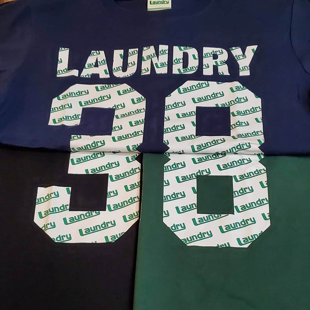 Laundry ランドリーさんのインスタグラム写真 - (Laundry ランドリーInstagram)「ご自宅でファミリーコーデ試着会をしたという @s.miyaguchi さんのお写真です。家族でキメッキメポーズ🌟カッコよく決まってます。家族仲良く楽しそうですね。 ・ この度はLaundryの天神ソラリアプラザ店 @laundry_solariaplaza と、マリノアシティ福岡店をご利用いただき、たくさんのお買い上げ、誠にありがとうございました❗ ・ Laundryではペア、親子、ファミリーでリンクコーデを楽しめるTシャツ👕を各種取り揃えています。またユニセックスが多いので、性別を気にせずに着られます。Laundry Boy&Girlのように仲良しコーデしてみませんか？ ・ 緊急事態宣言中に休業していた店舗も新しい生活様式を取り入れ営業を再開してます。皆さんの元気な姿が見られるのを楽しみにご来店をお待ちしてます😊 ・ #laundry038 #repost #ランドリー #laundry #ランドリーtシャツ #Tシャツ #ユニセックス #ファッションコーデ #ファミリーコーデ #家族コーデ ・ ＼お買い物は店舗またはオンラインでどうぞ／ ・ ▼オンラインストア▼ プロフィールのリンクまたは｢ショップを見る｣からチェック✅ 👉🏻 @laundry_official」7月2日 17時02分 - laundry_official