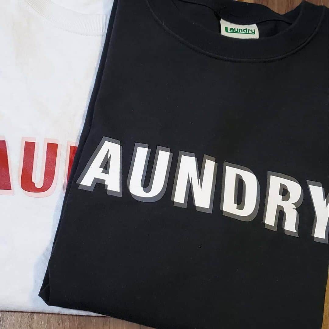 Laundry ランドリーさんのインスタグラム写真 - (Laundry ランドリーInstagram)「ご自宅でファミリーコーデ試着会をしたという @s.miyaguchi さんのお写真です。家族でキメッキメポーズ🌟カッコよく決まってます。家族仲良く楽しそうですね。 ・ この度はLaundryの天神ソラリアプラザ店 @laundry_solariaplaza と、マリノアシティ福岡店をご利用いただき、たくさんのお買い上げ、誠にありがとうございました❗ ・ Laundryではペア、親子、ファミリーでリンクコーデを楽しめるTシャツ👕を各種取り揃えています。またユニセックスが多いので、性別を気にせずに着られます。Laundry Boy&Girlのように仲良しコーデしてみませんか？ ・ 緊急事態宣言中に休業していた店舗も新しい生活様式を取り入れ営業を再開してます。皆さんの元気な姿が見られるのを楽しみにご来店をお待ちしてます😊 ・ #laundry038 #repost #ランドリー #laundry #ランドリーtシャツ #Tシャツ #ユニセックス #ファッションコーデ #ファミリーコーデ #家族コーデ ・ ＼お買い物は店舗またはオンラインでどうぞ／ ・ ▼オンラインストア▼ プロフィールのリンクまたは｢ショップを見る｣からチェック✅ 👉🏻 @laundry_official」7月2日 17時02分 - laundry_official