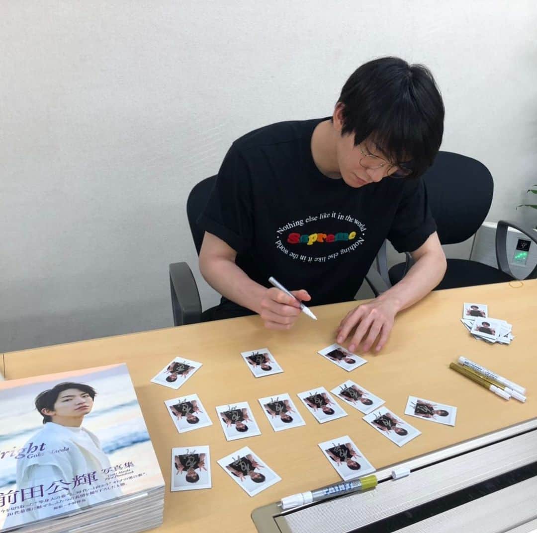 前田公輝ファースト写真集『Bright』【公式】のインスタグラム：「📸オフショット  先日のチェキサイン入れの様子です✏️ 1枚1枚、時間をかけて本当に丁寧に書いてくださった前田さん☺️  ファンの皆さんへの愛が スタッフにも十分伝わってきました💓  #前田公輝  #前田公輝写真集 #Bright」