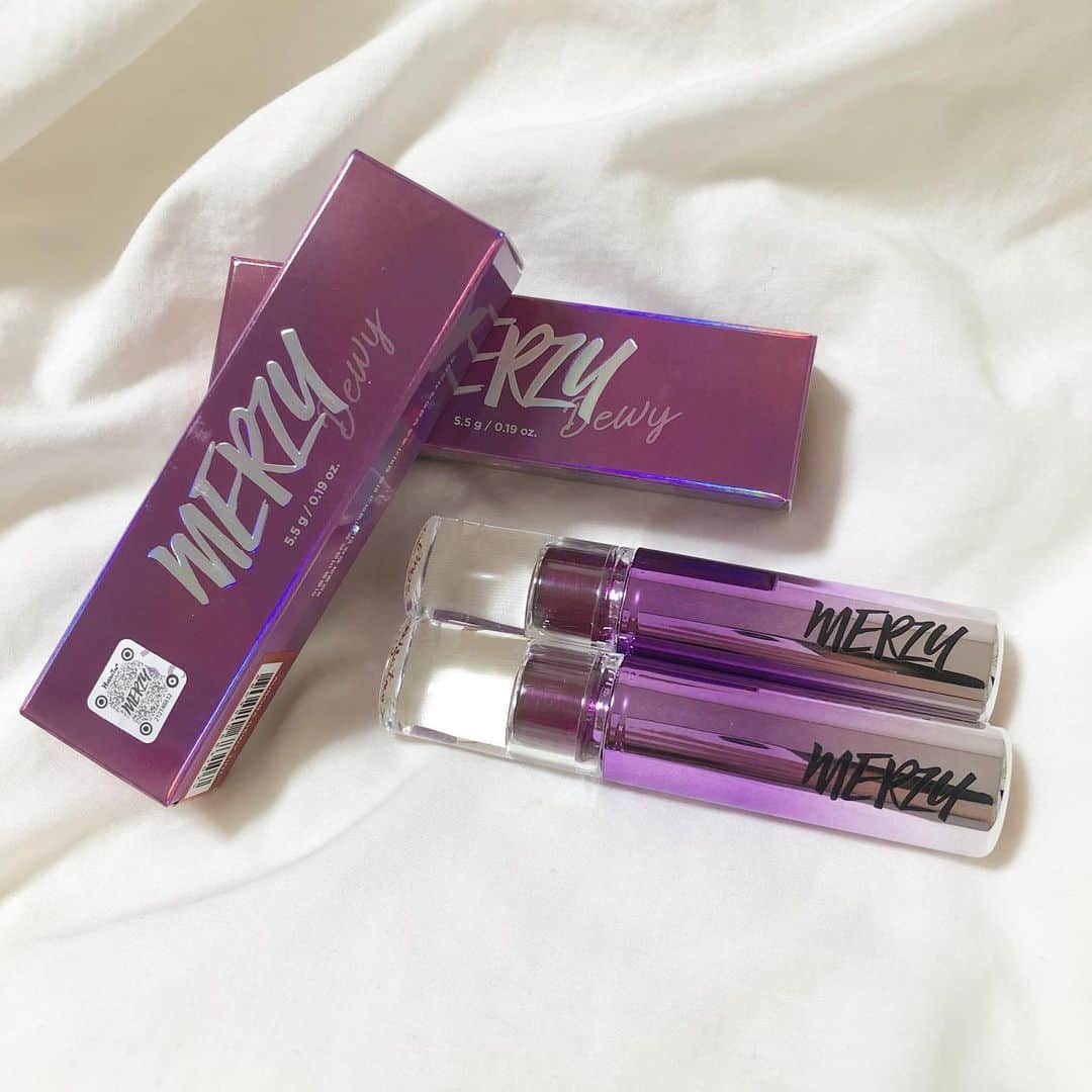 のインスタグラム：「今話題の、【MERZY AUROLA DEWY TINT】買ってみました！ . ティントはカサカサになりがちだけど、これは30%以上の水分を含んでるって書いてあって気になって買ってみました！ 本当にカサカサしなくて、リップクリームを塗った後ティントを塗ったような感覚！ 水光ティントよい！！ . 色は赤っぽいDT5と細かいラメが入ったDT8！ パッケージも可愛いし今年の夏はこれを使おうかなぁ〜🥰💜 . #erg #cosmetics #tint #틴트 #merzy #ティント #립스틱 #メイク #lip」