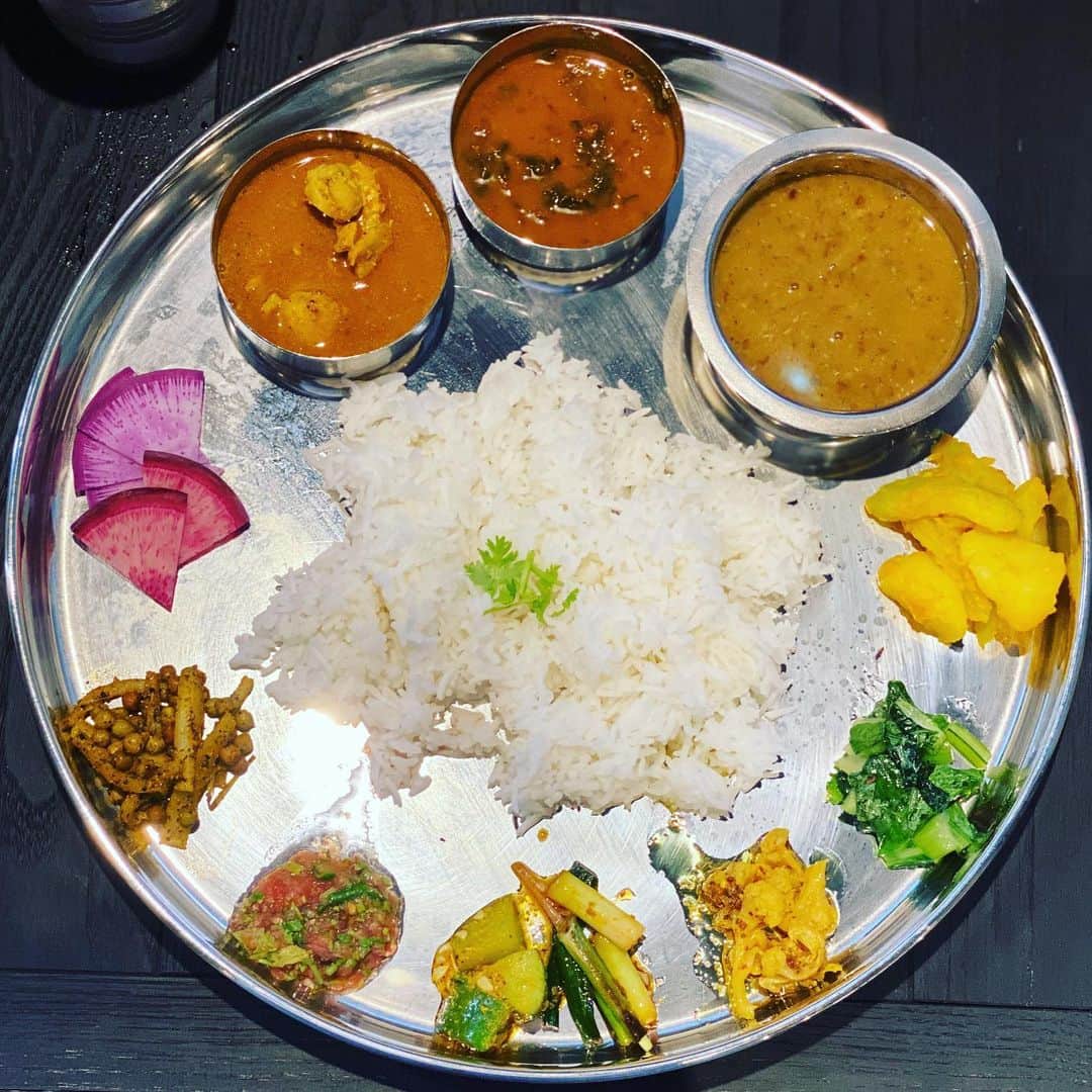 松尾貴史さんのインスタグラム写真 - (松尾貴史Instagram)「#豪徳寺 に新しく出来た、「 #オールドネパール 」で、#チキンカレー と #野菜カレー & #発酵アチャール など。つい大盛りにして腹が張りましたわよ。  #nepal #ネパール #カレー #oldnepal #curry #咖哩」7月2日 17時10分 - kitsch.matsuo