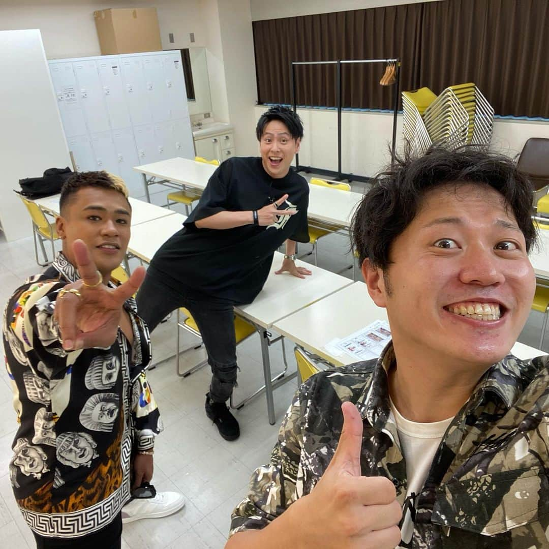 エハラマサヒロさんのインスタグラム写真 - (エハラマサヒロInstagram)「お久しぶりに山下健二郎さんとELLYさんとお会いしました❗️😁  #ELLYさんに2人似てないっすか？と言われてカッコいい #近づいて撮りたいけどソーシャルディスタンス守っててカッコいい #カツラ脱いだあとで髪の毛ぐちゃぐちゃカッコいい  @3jsb_kenjiro_official  @elly24soul」7月2日 17時18分 - eharamasahiro