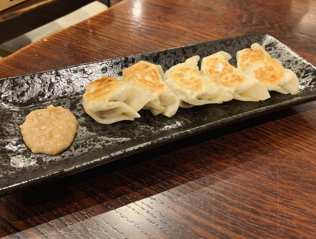 SUSURUさんのインスタグラム写真 - (SUSURUInstagram)「東京・中目黒の灼味噌ラーメン！ 駅前から一本入った通りにあり、ひっそりと佇む隠れ家的なお店です。 自家製の味噌を調合したスープは提供前に中華鍋で灼きます。店内にいい香りが充満していて食欲をそそります😍 北海道から直送の平打ち麺はモッチリとした食感で美味しいです🍥 味噌タレにつけていただく餃子は新感覚！スープと合わせてご飯を食べたくなる味でした。 #susuru_tv #1610日目 #灼味噌ラーメン八堂八 #八堂八 #中目黒 #目黒 #東京 #味噌ラーメン #餃子 #うまい  #ラーメン #らーめん #ramen #ラーメン部 #ramennoodles #毎日ラーメン生活 #麺スタグラム #japaneseramen #japanramen #foodstagram #foodie #noodles #instanoodle #instaramen #instafood #susururecommended #目黒ラーメン #東京ラーメン」7月2日 17時30分 - susuru_tv