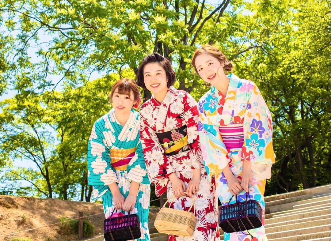 金沢着物レンタルshop心結〜kokoyui〜のインスタグラム：「みんなそれぞれ個性があって可愛いですね👘💕 .　 #金沢観光 #金沢着物 #金沢ランチ #金沢グルメ #撮影 #兼六園 #東茶屋街 #21世紀美術館 #着物ヘア #ヘアセット #和服 #着物 #レトロ着物 #アンティーク着物 #着物女子 #着物コーディネート#きもの  #kimono #kimonorental #kimonostyle #kimonogirl #japanesekimono #和服體驗  -----*----*------*-----*----*-------- @kokoyui_kimono  ⚫︎金沢駅前 着物レンタル心結(ここゆい)  ⚫︎営業時間 : 9:00〜18:00 ⚫︎address : 金沢市本町1-3-39 ⚫︎tell : 076-221-7799 ⚫︎金沢駅から徒歩5分  ⚫︎コインパーキング補助  @kokoyui_furisode #成人式 #卒業式 #振袖 #結婚式 @kokoyui753 #お宮参り#七五三」