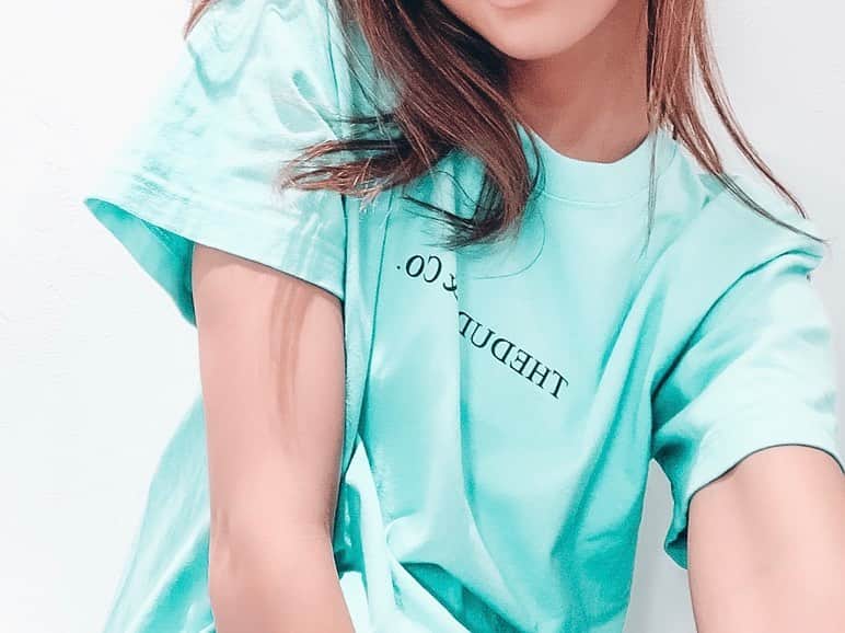 真部理子さんのインスタグラム写真 - (真部理子Instagram)「𝗝𝘂𝗹𝘆 🌞﻿ 今年もこのTシャツがハマる季節が来た〜！！﻿ この色良いよねっ❤︎❤︎褒められて嬉しい﻿なっ  ﻿ ﻿ ﻿ #ティファニーブルー  #夏 #ファッション」7月2日 17時25分 - riko_manabe