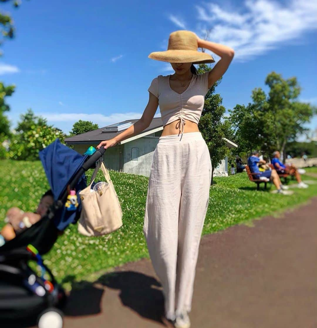 奈保さんのインスタグラム写真 - (奈保Instagram)「今日の公園ママコーデ🏷  本当は白が着たいけど、汚れるのでベージュで我慢🤣 . . . #今日のコーデ#私服#日焼け女子#ママコーデ#mama#コーデ記録#ママライフ#子育てママ#天気#公園コーデ#シンプルコーデ#モノトーン#産後ダイエット#離乳食終わっても荷物の量変わらず#むしろ増えてる」7月2日 17時28分 - naho.0422