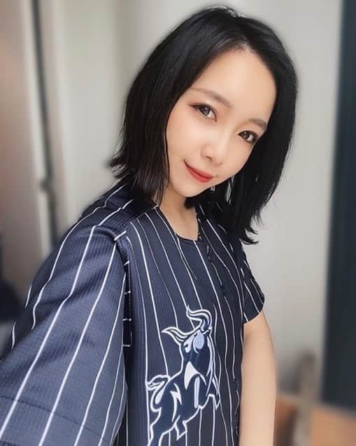 MIYUのインスタグラム：「﻿ ﻿ ﻿ サードユニフォーム💙﻿ 猛牛がかっこいいですよね🐃🔥﻿ ﻿ ﻿ ﻿ ﻿ ﻿ まもなく18:00〜﻿ PLAY BALL⚾️✨✨﻿ ﻿ ﻿ 先発投手は山﨑福也投手です！﻿ ﻿ ﻿ ﻿ ﻿ ﻿ 昨日の勝ちを繋げていきましょう🤘🏻🔥﻿ ﻿ ﻿ ﻿ ﻿ ﻿ #オリックス #Bs2020 #BsGirls #オリ姫﻿ #野球 #プロ野球 #オリックスバファローズ #超革新系﻿ #野球女子　#野球好き　#野球好きな人と繋がりたい　﻿ #baseball #ORIX #Buffaloes #BINNOVATION﻿ #MIYU #miyu_337  #🐼」