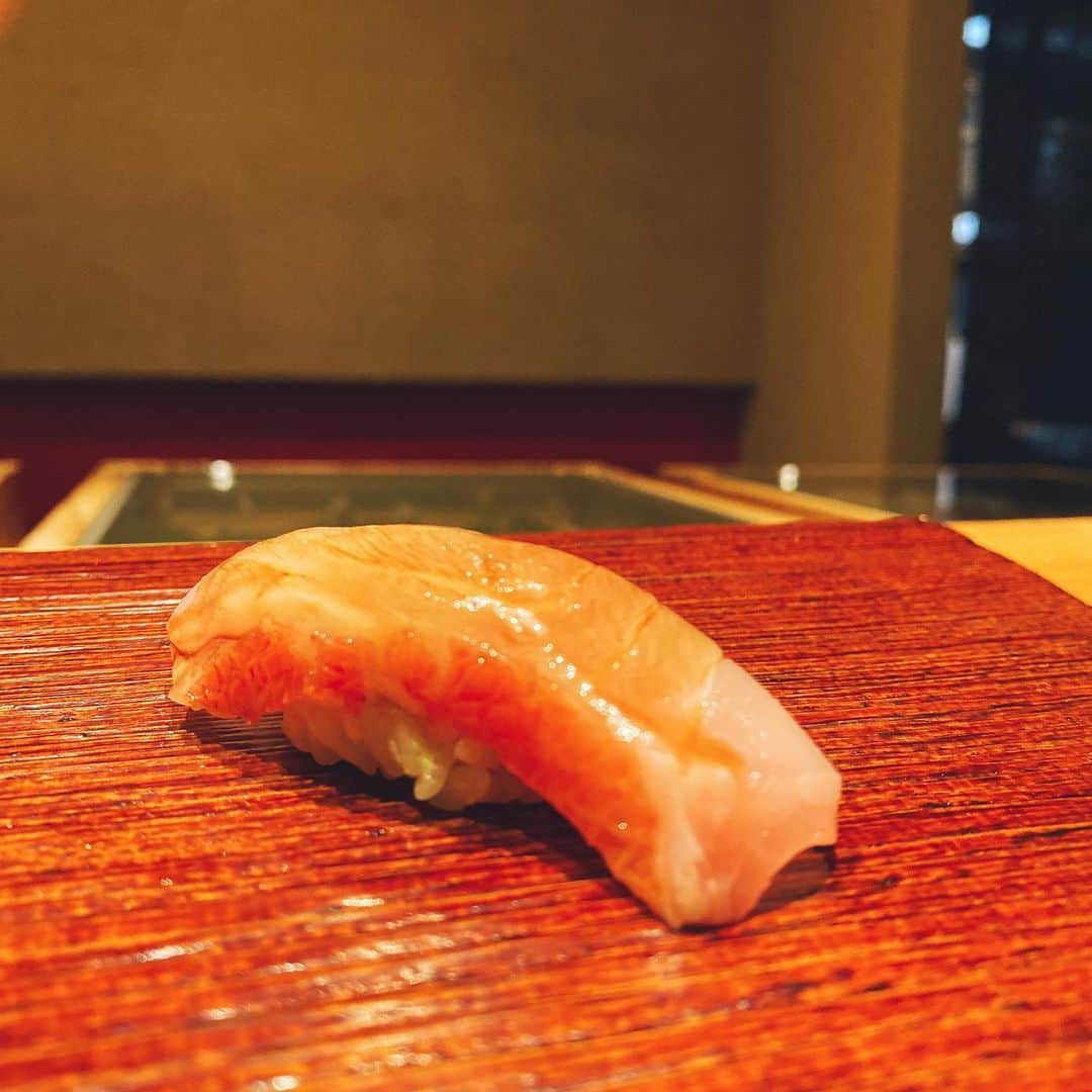 鈴木紗理奈さんのインスタグラム写真 - (鈴木紗理奈Instagram)「ずっと食べてみたかった 熟成寿司を食べに行ってきました。  マグロは2ヶ月も熟成。 えーー！大丈夫なん？？？ いや、それどころか うきゃー 新鮮なものより美味しいかも‼︎  #㐂邑」7月2日 17時37分 - munehirovoice