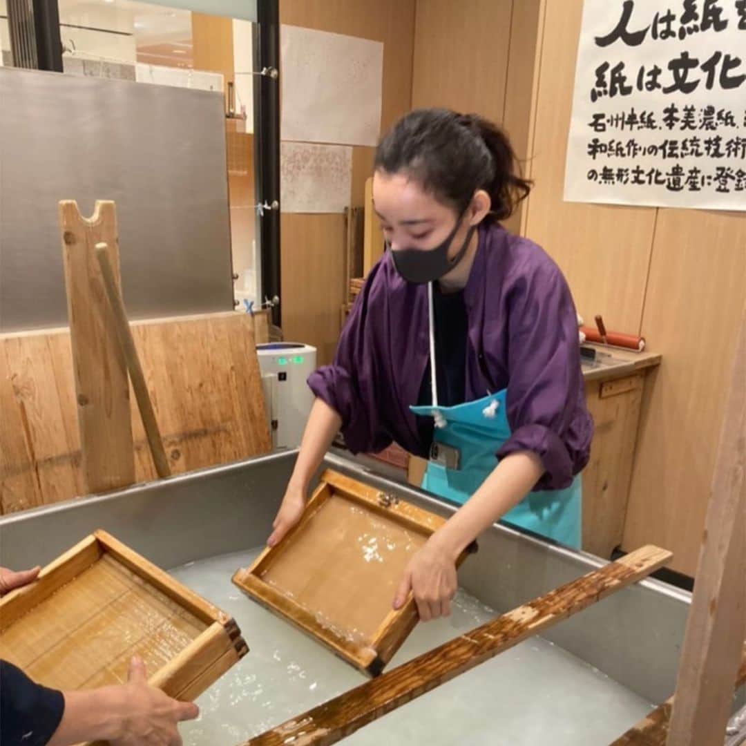 Baekのインスタグラム：「Making washi🌿📃  和紙を作る工房に行ってきましたなんだか緊張して体が固くなりました😹いつか岐阜のワシの作るところにも行ってみたいなー！」