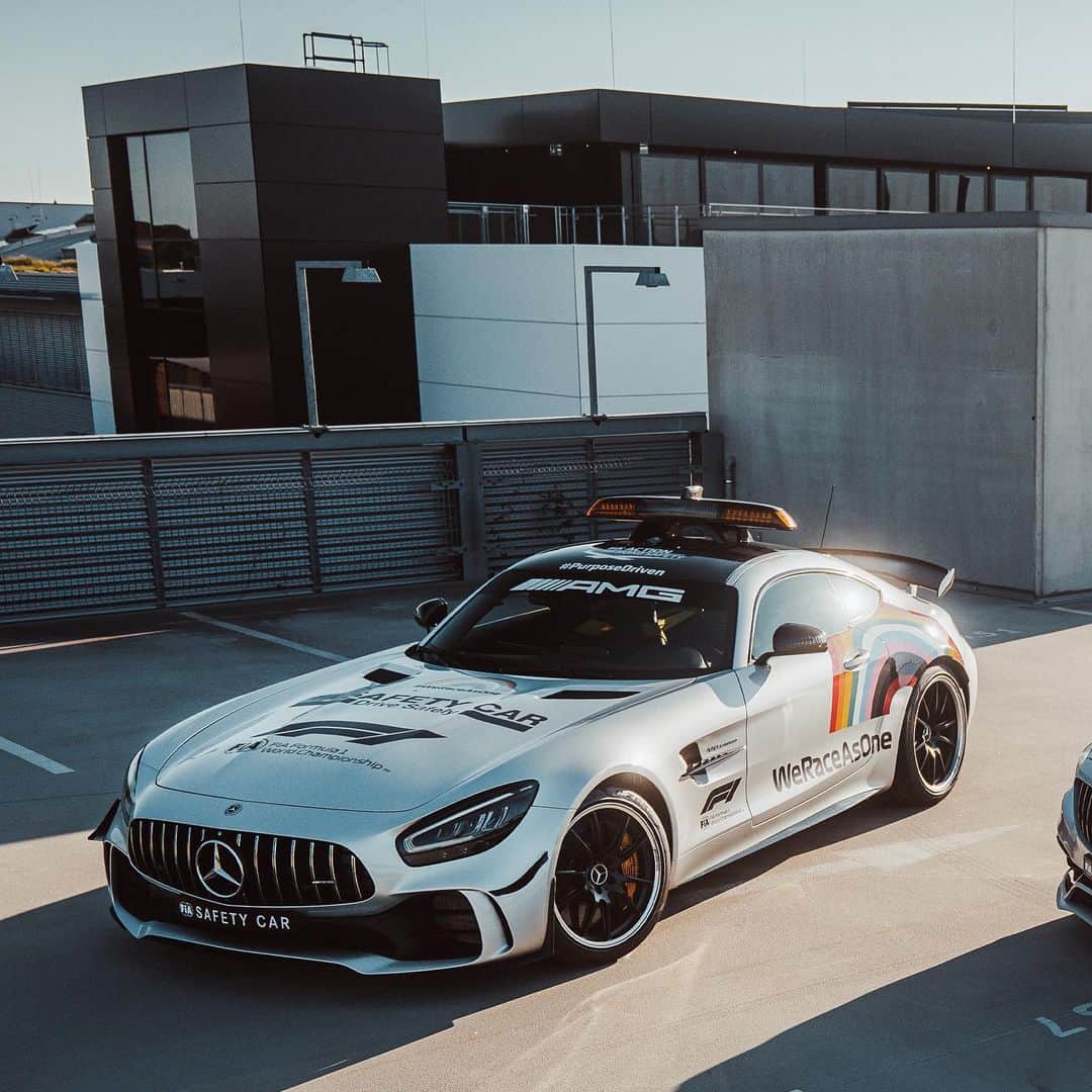 メルセデス・ベンツさんのインスタグラム写真 - (メルセデス・ベンツInstagram)「[Kraftstoffverbrauch kombiniert: 12,4 l/100 km  CO₂-Emissionen kombiniert: 284 - 282 g/km  mb4.me/DAT-Leitfaden  Mercedes-AMG GT R]   Mercedes-Benz proudly supports the #WeRaceAsOne 🌈 initiative from @F1. #DrivingInnovation #OneTeam」7月2日 17時42分 - mercedesbenz