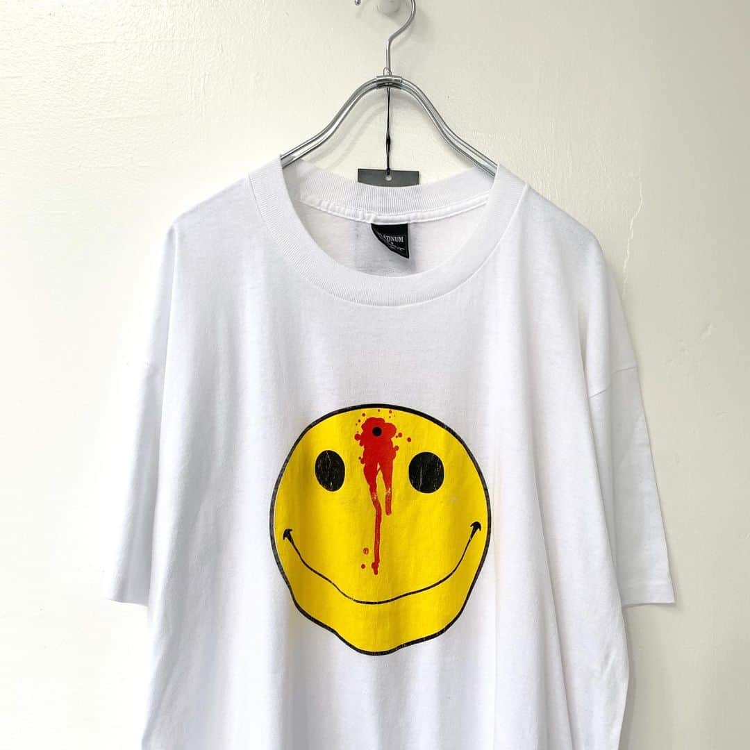 ジャムルさんのインスタグラム写真 - (ジャムルInstagram)「90's～ Shot Smiley Face ¥10800+tax .  頭を撃抜かれたShot Smiley Face。 実は意外とデザインが豊富なこのシリーズ。 近年は人気と需要が一気に高まり価格が高騰しています。  90's Tシャツとしては定番の1枚です！！ .  WEB SHOPに入荷しております。 是非ご覧ください。 jammru.com  #お問い合わせはお電話で承ります #jammru#jammru_tee#vintagetshirt#vintagetee #osaka  #fashion  #streetstyle  #streetfashion  #vtg  #vintage  #used  #usedclothing  #古着 #古着屋 #ファッション #70s #80s #90s #ご来店の際はマスクの着用をお願い致します」7月2日 17時42分 - jammru
