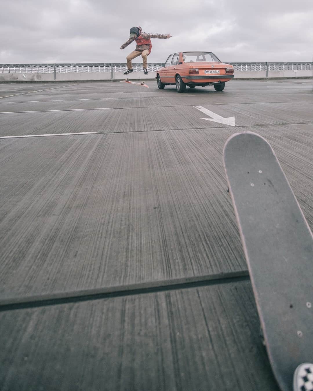 BMWのインスタグラム：「Definitely the most exctiting skatepark. The first generation of the BMW 5 Series. #BMW #5Series #BMWClassic #BMWrepost @ingmarbtker @bmwclassic」