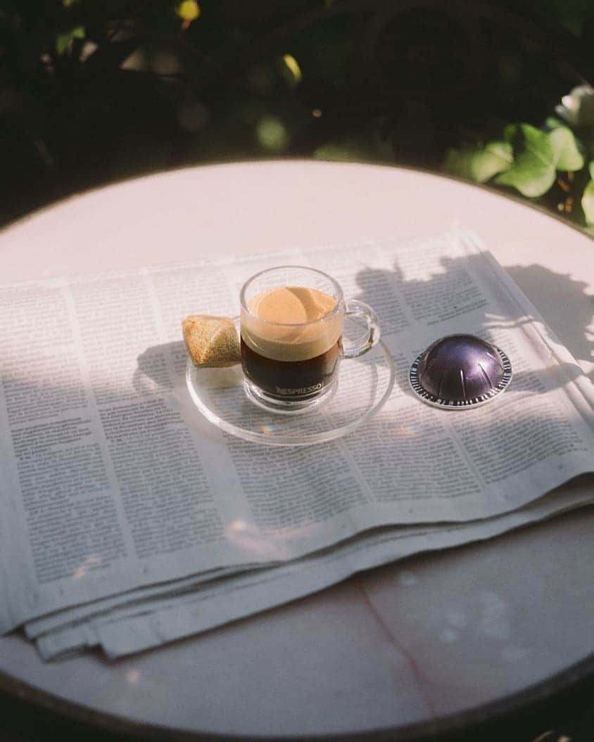 Nespressoさんのインスタグラム写真 - (NespressoInstagram)「A different type of morning commute: one to the backyard, coffee and paper in hand. What does your ideal workday morning look like?  📷: @virgile.guinard  #NespressoMoments #SummerWithNespresso #ElevateYourSummer #SummerAtHome #CoffeeLover」7月2日 17時49分 - nespresso