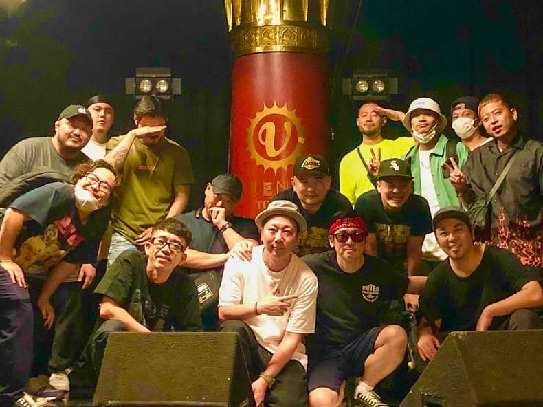 DJ ATSUのインスタグラム：「06/30付でカルチャー・オブ・エイジアを退社することとなりました。﻿ ﻿ 在職中お世話になった関係者、出演者の皆様、遊びに来てくれていたみんな、本当にありがとうございました。﻿ とはいえ、これからもDJや制作も続けますし、clubasiaともお付き合いさせて頂く予定です。﻿ さらに他店様ともお付き合いさせて頂く予定ですので、引き続き宜しくお願い致します。﻿ ﻿ また私事も色々と変化がありまして、こちらについても追ってご報告させて頂きます。﻿ ﻿ いまだコロナウィルスの影響が続きそうな状況ではありますが、皆様のご多幸をお祈りしております。﻿ ﻿ VUENOS FINAL on LINE LIVEの時の写真﻿ 緊張するし疲れたし、だったけど楽しかったなぁー！﻿ 終わった後にみんなで飲んで色々話して…﻿ 載せれない動画もたくさん増えましたww﻿ ﻿ ﻿ 2020.07.02﻿ ﻿ COAブッキングマネージャー﻿ DJ ATSU」