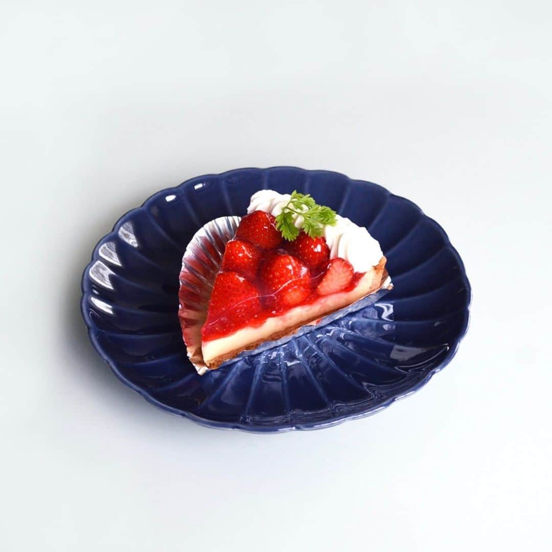 haconiwa / 箱庭のインスタグラム：「今日は#一年の折り返しの日 だそうですよ。﻿気づけば2020年も上半期が終わり、明日からまた後半戦。﻿ ﻿ 先日、私はそんな自分におつかれさま！の気持ちを込めてケーキを食べました🍰﻿ まだまだ不安な日々が続いていますが、みなさんも自分へおつかれさま！のご褒美をあげて、ひと休みしてみてくださいね。﻿ ﻿ #ケーキ #真ん中の日 #自分へのご褒美」