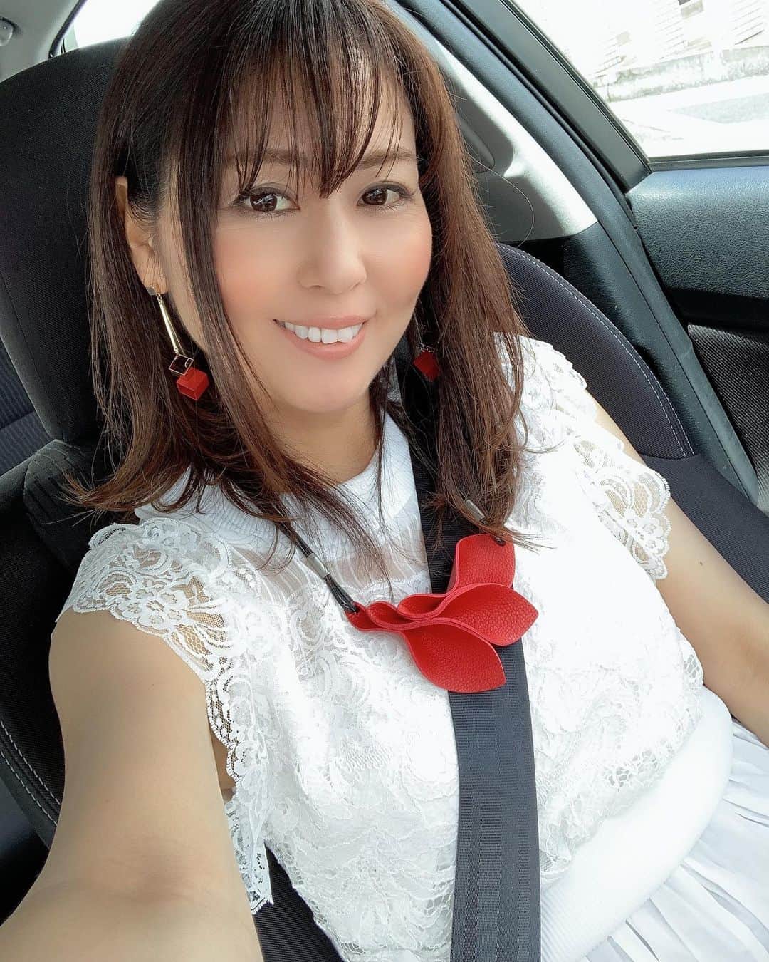 のインスタグラム：「こんばんは♡ おつかれさま♡ ・ 赤いネックレスにピアス！アクセントになってて可愛いでしょ❤️🤍🖤 ・  この日Instagramはじめてまだ私がフォロワーさん100人くらいだったような…そんな時から繋がってくれてたいずみちゃんにやっと会えました❤️途中いずみちゃんは仕事に専念するとゆうことで一旦ここを離れてたんだけど最近になってまた繋がることが出来ました✨ 初めて会ったとは思えないくらい話す事があって😂 すっごく楽しかった💕 雨が酷い日だったので次は晴れてる日に会おうね！って約束💕🏎  @iii.tee  ちゃん✨ ・ 初めて会うのにこんな可愛いネックレスにピアスまでプレゼントしてくれて！！感激😭🤍❤️あとDIESELの白ビキニまでプレゼントしてくれました🤣👙💕どーしよう！着れるかな笑笑 結構面積小さいしパット入れられない感じ🤣💦💕 引き締めないと笑 ・ #グランビア京都 #イタリアン#京都ランチ#コトシエール#京都グルメ#繋がりに感謝 #ありがとう#ビキニ#DIESEL」