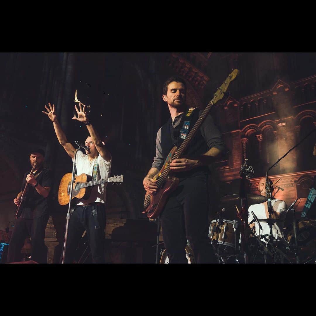 Coldplayのインスタグラム：「Today, we join with artists & music fans to call on the UK government to offer support to the live music industry, which faces decimation. ⁣ ⁣ Join us by sharing pics/vids of your last pre-lockdown gig, using #LetTheMusicPlay⁣ ⁣ (📷 25 November 2019, Natural History Museum, London by R42 / @millerworld)」