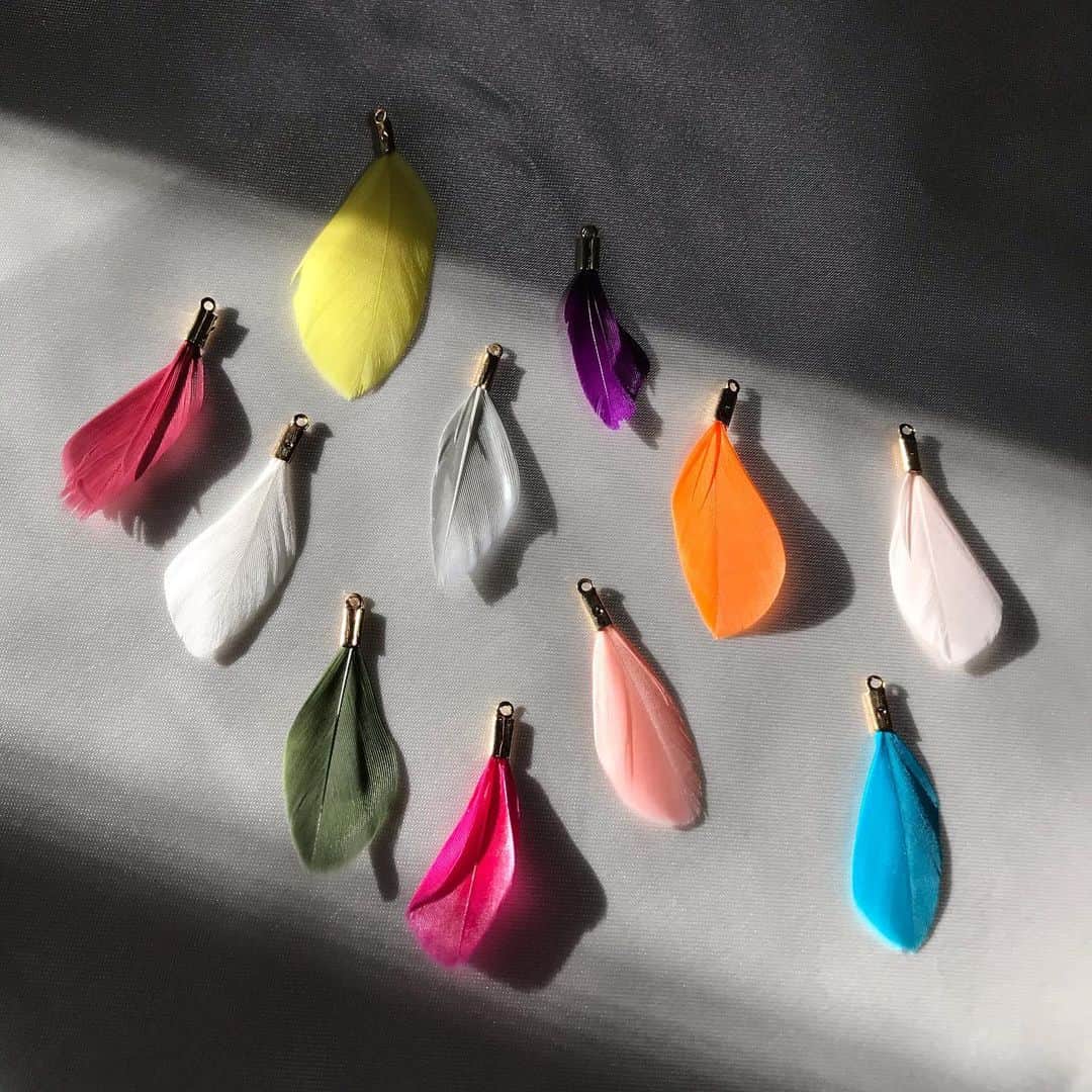 BOX CHARM Industryのインスタグラム：「カラーフェザー🦜 . カラフルなフェザーが追加されました🌈🌈 夏にぴったりのパーツです！ . .  #boxcharmindustry #boxcharm #handmade #accessory #feather #handmadeaccessory  #ボックスチャームインダストリー #ボックスチャーム #ハンドメイド #アクセサリー #ハンドメイドアクセサリー #公式オンラインショップ#フェザー #カラフル #羽」